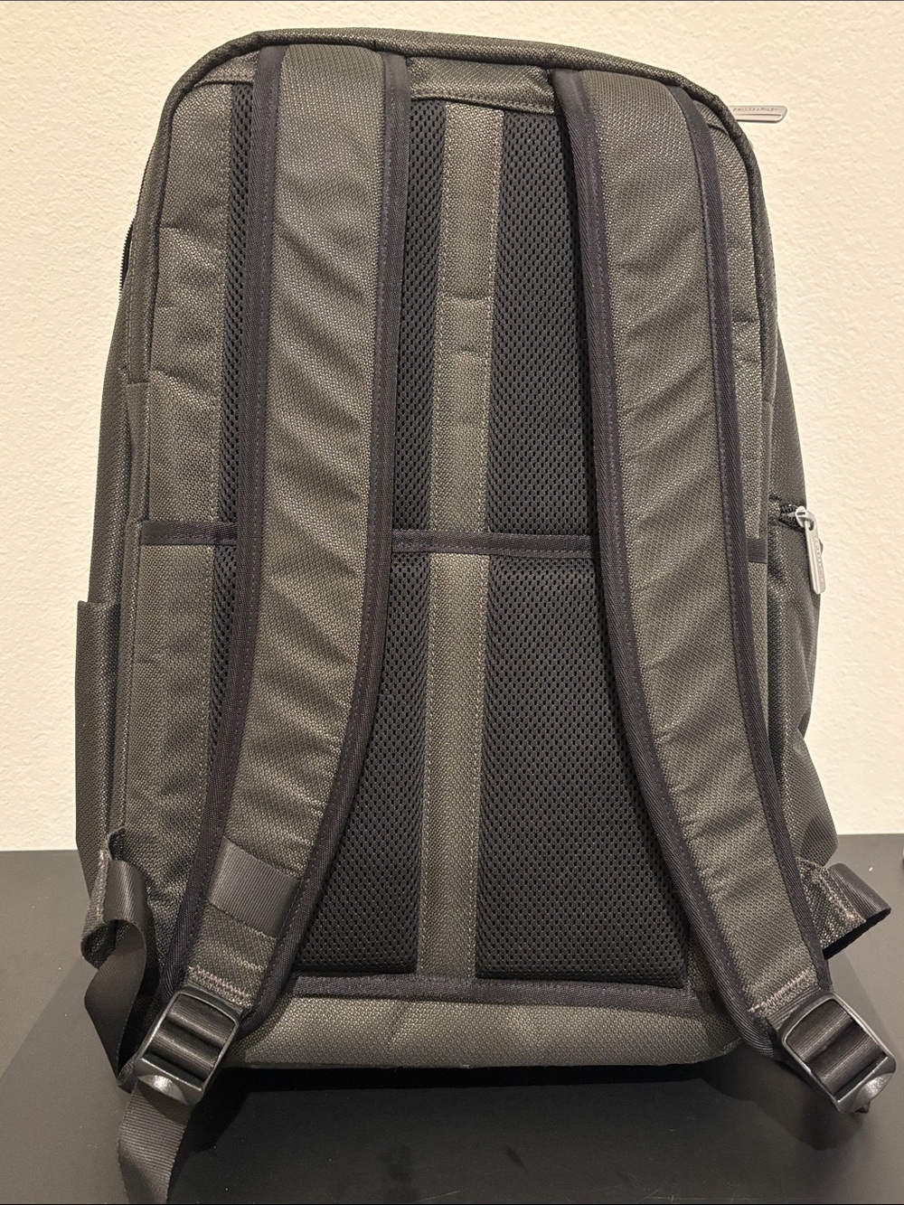 Briggs & Riley @work Medium Cargo Backpack - Excellent Condition - Picture 6 of 10